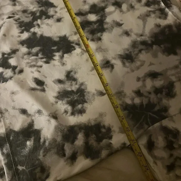 If She Loves Tye Dye T-Shirt Y2K Multiple Sizes - Picture 7 of 8